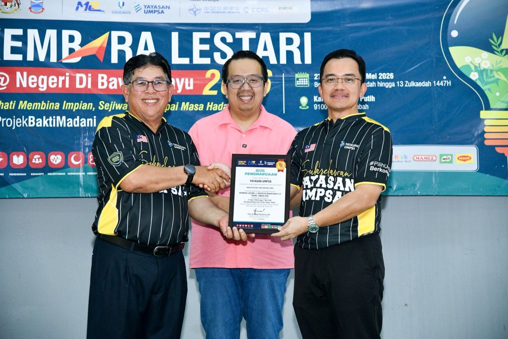 TAWAU, 1 Mei 2026 - Program Kembara Lestari @Negeri di Bawah Bayu 4.0 yang melabuhkan tirainya dengan jayanya di Kampung Budaya Pasir Putih, Tawau selepas lima hari pelaksanaan sarat dengan pelbagai inisiatif teknologi, komuniti, pendidikan, kelestarian, kerohanian, kebudayaan dan bantuan khidmat masyarakat.  Penganjuran program ini dilihat sebagai bukti komitmen berterusan UMPSA dalam memasyarakatkan teknologi, memperkasa pendidikan dan memperkukuh jaringan kerjasama antara institusi pendidikan, agensi ser
