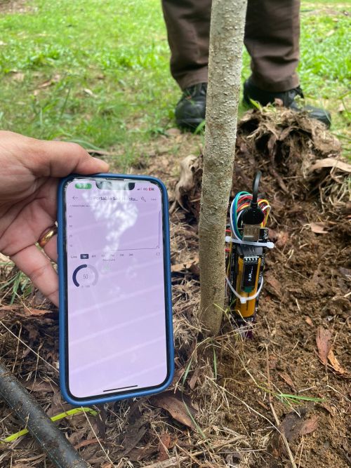 IoT Dashboard dipasang di dalam telefon bimbit menggunakan aplikasi BLYNK