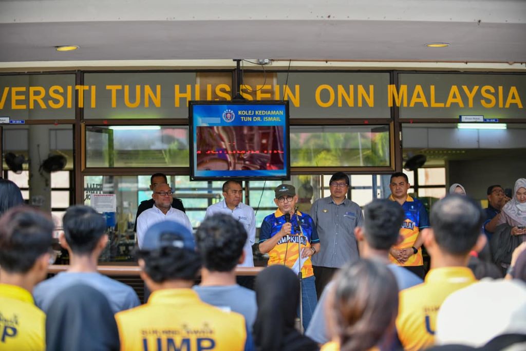 Collaboration of UMP-UTHM Volunteers UMP Kilau to help flood victims in Batu Pahat