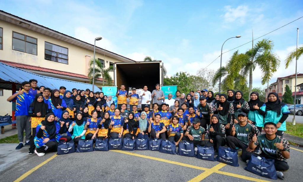 Collaboration of UMP-UTHM Volunteers UMP Kilau to help flood victims in Batu Pahat