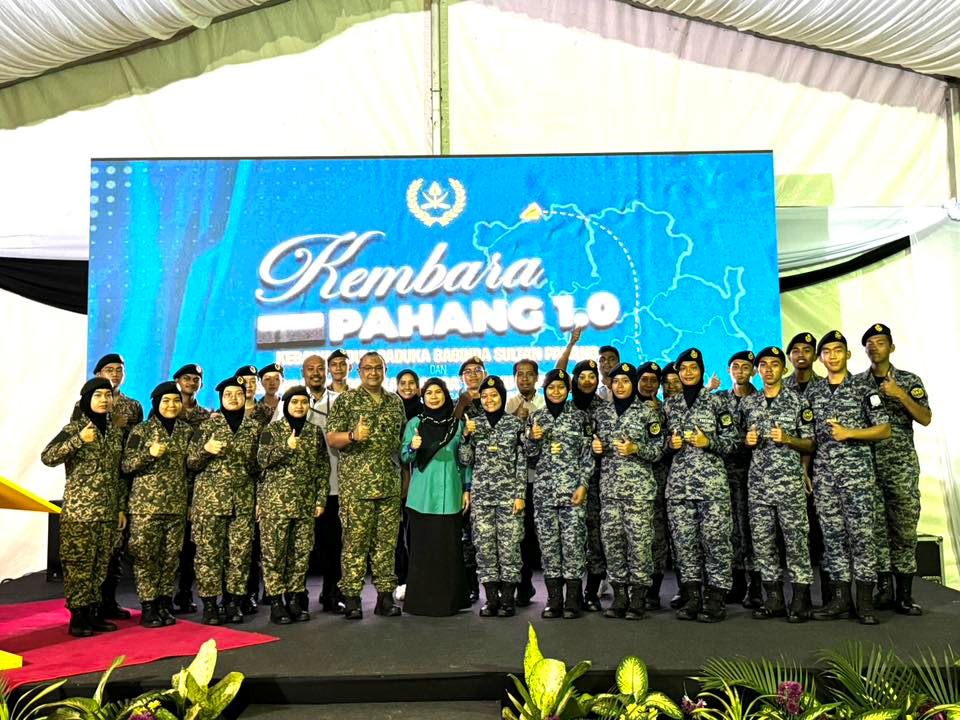 Over 300 UMPSA students and staff celebrate the arrival of Kembara Sultan Pahang 1.0
