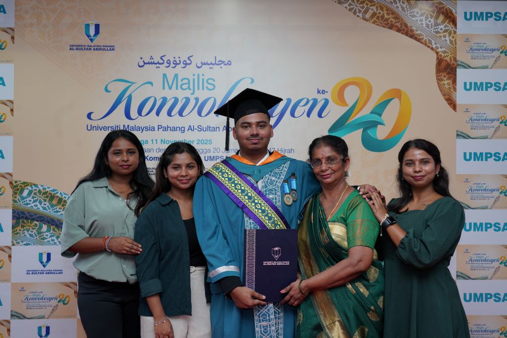 Logathepan a/l Muniyappan, bekas juara ASTRO–NACSA Coding Challenge terima Anugerah Kecemerlangan Hei-Tech