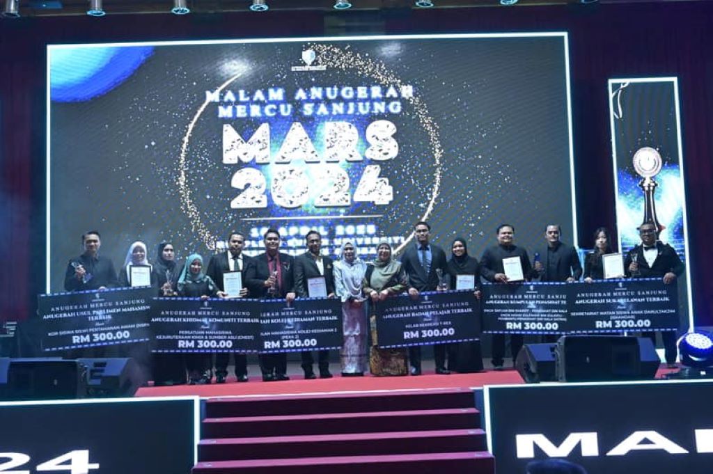 UMPSA rai kecemerlangan pelajar dalam Malam Anugerah Mercu Sanjung 2024