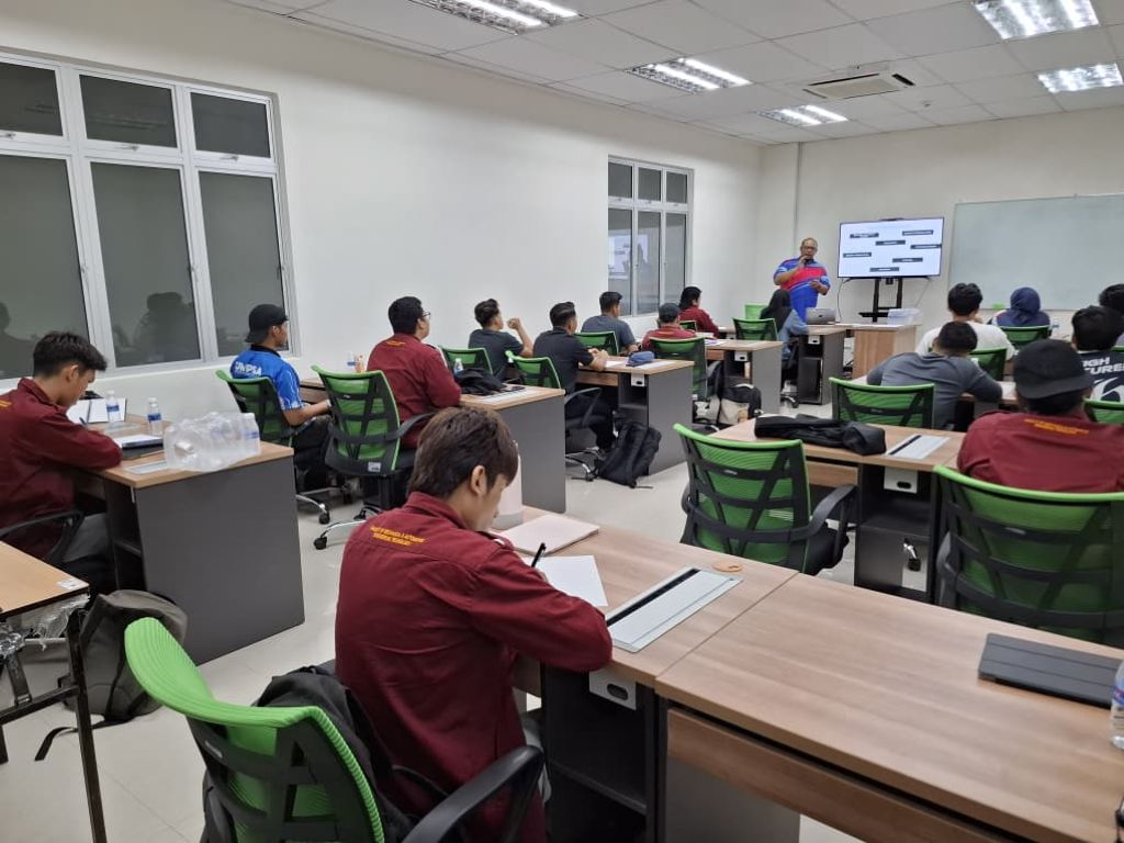 - Seramai 20 orang pelajar tahun akhir Fakulti Teknologi Kejuruteraan Mekanikal dan Automotif (FTKMA), Universiti Malaysia Pahang Al-Sultan Abdullah (UMPSA) telah menyertai Kursus Kompetensi Magnetic Particle Inspection (MPT) for Industry Readiness yang telah berlangsung di Akademi TVET Termaju (ATVET), UMPSA Pekan. Kursus ini dianjurkan oleh Akademi TVET Termaju (ATVET) dengan kerjasama FTKMA sebagai usaha memperkukuh kemahiran teknikal pelajar dalam bidang Non-Destructive Testing (NDT), khususnya teknik M