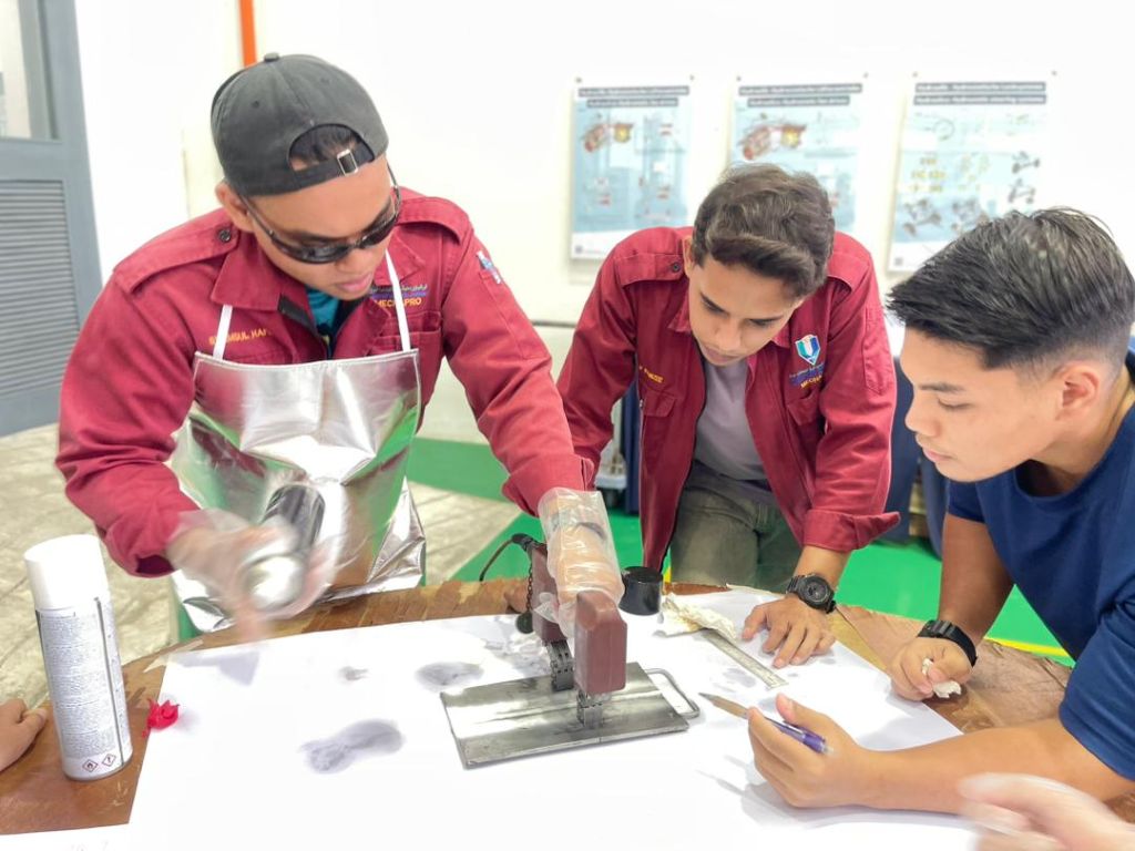 - Seramai 20 orang pelajar tahun akhir Fakulti Teknologi Kejuruteraan Mekanikal dan Automotif (FTKMA), Universiti Malaysia Pahang Al-Sultan Abdullah (UMPSA) telah menyertai Kursus Kompetensi Magnetic Particle Inspection (MPT) for Industry Readiness yang telah berlangsung di Akademi TVET Termaju (ATVET), UMPSA Pekan. Kursus ini dianjurkan oleh Akademi TVET Termaju (ATVET) dengan kerjasama FTKMA sebagai usaha memperkukuh kemahiran teknikal pelajar dalam bidang Non-Destructive Testing (NDT), khususnya teknik M