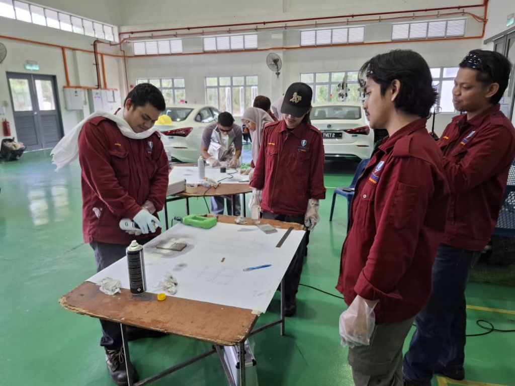 - Seramai 20 orang pelajar tahun akhir Fakulti Teknologi Kejuruteraan Mekanikal dan Automotif (FTKMA), Universiti Malaysia Pahang Al-Sultan Abdullah (UMPSA) telah menyertai Kursus Kompetensi Magnetic Particle Inspection (MPT) for Industry Readiness yang telah berlangsung di Akademi TVET Termaju (ATVET), UMPSA Pekan. Kursus ini dianjurkan oleh Akademi TVET Termaju (ATVET) dengan kerjasama FTKMA sebagai usaha memperkukuh kemahiran teknikal pelajar dalam bidang Non-Destructive Testing (NDT), khususnya teknik M