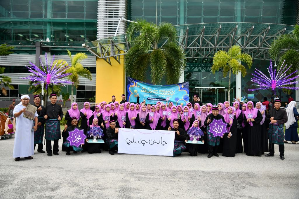 UMPSA community parade while reciting selawat to celebrate university-level Maulidur Rasul celebration
