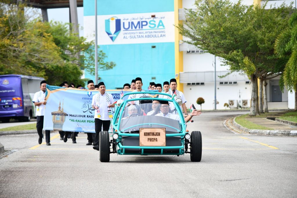 UMPSA community parade while reciting selawat to celebrate university-level Maulidur Rasul celebration