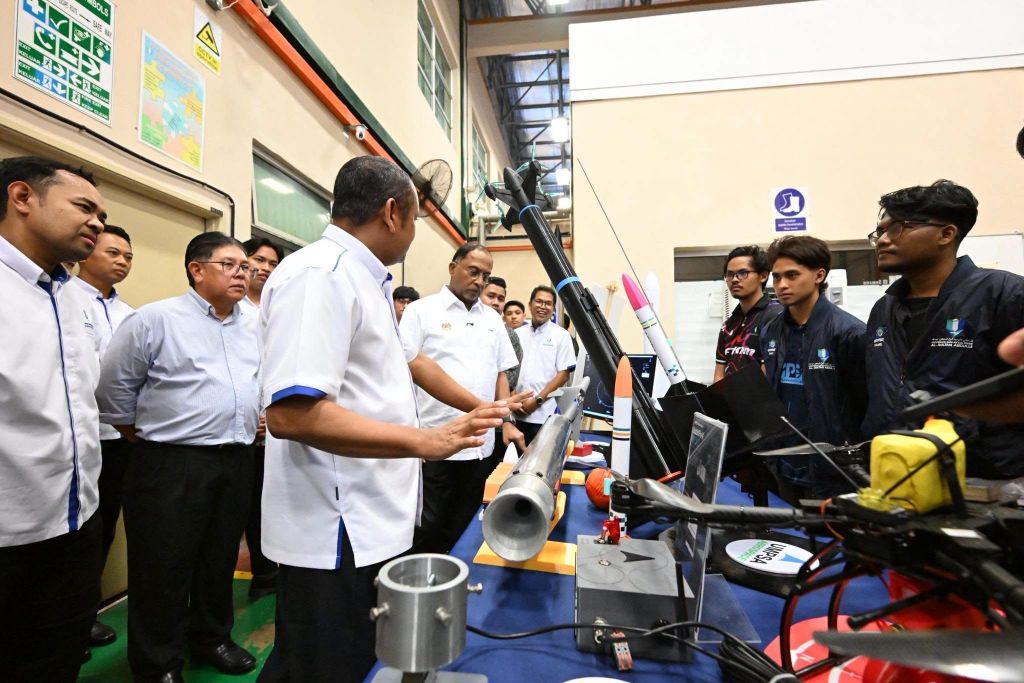 Menteri Pendidikan Tinggi rasmi Kilang Pengajaran Automotif UMPSA
