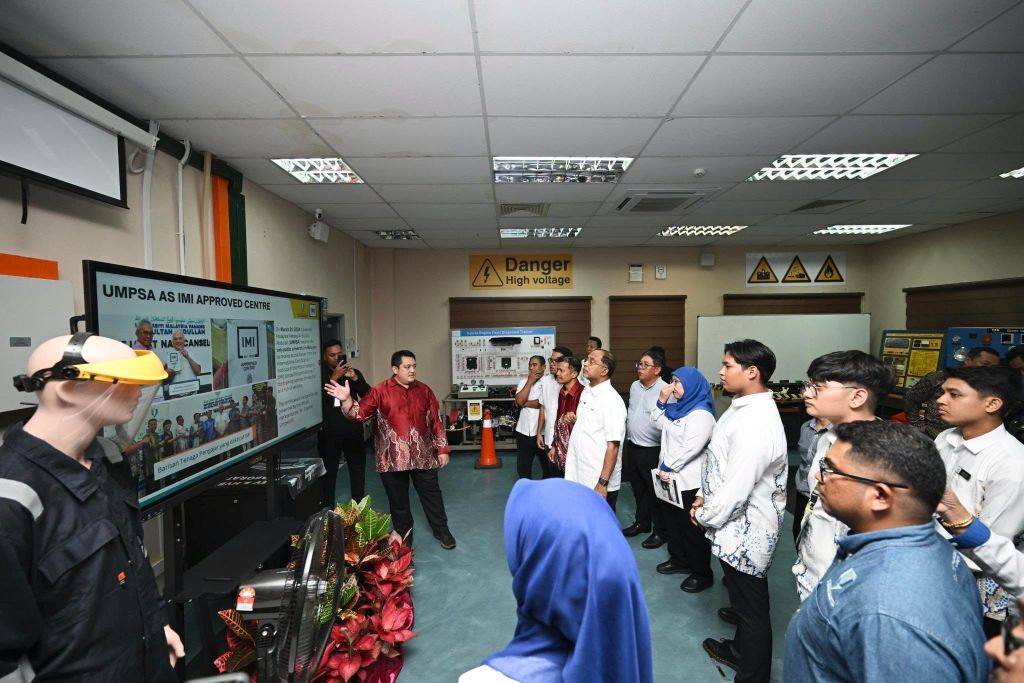 Menteri Pendidikan Tinggi rasmi Kilang Pengajaran Automotif UMPSA