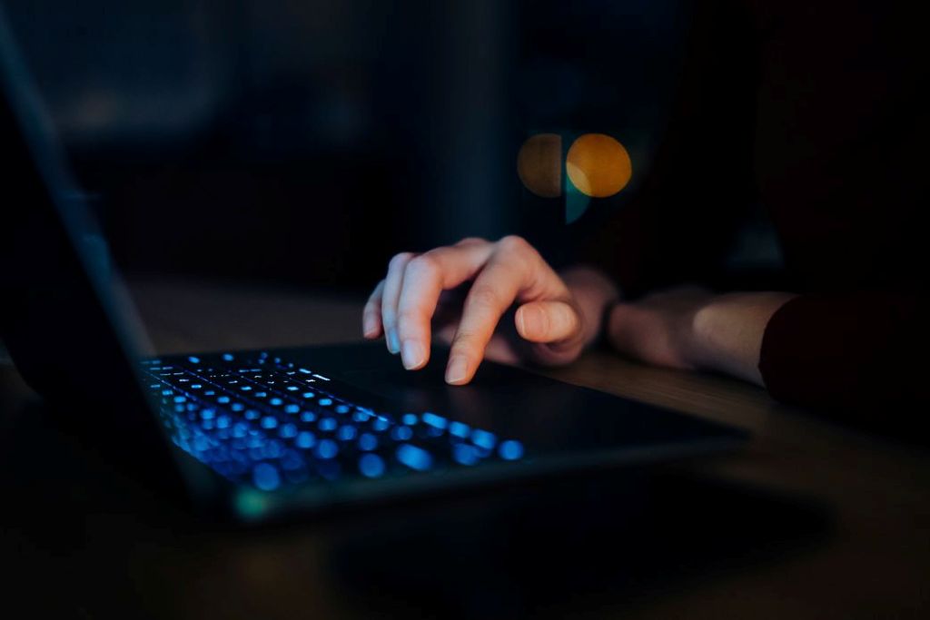 Skrin Gelap dan Budaya Akademik yang Tenang