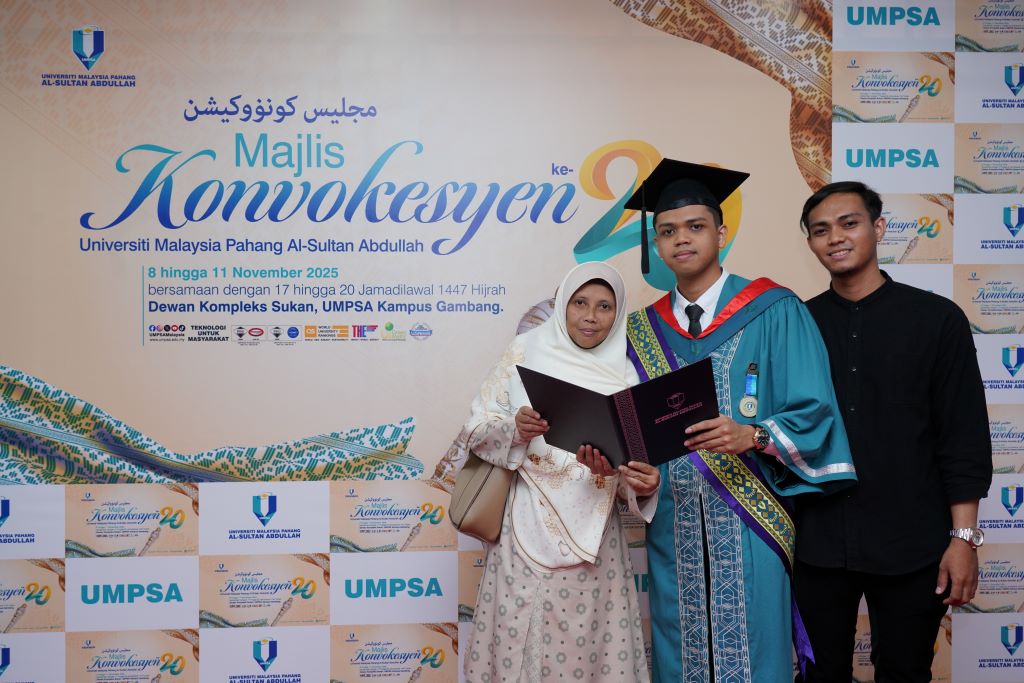Muhammad Akmal Haikal graduan UMPSA kini Jurutera Perisian di Robopreneur raih Anugerah Kecemerlangan PERODUA