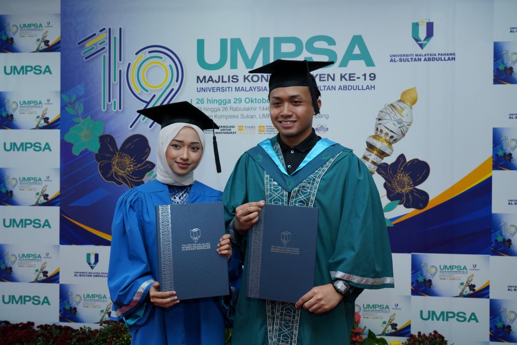 Siblings Nurul Eshfahanny and Muhammad Ishfahan share the stage at UMPSA’s 19th Convocation