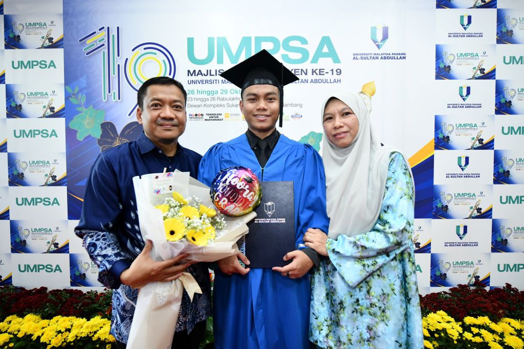 Muhammad Uwais receives Puspanita Community Care Award