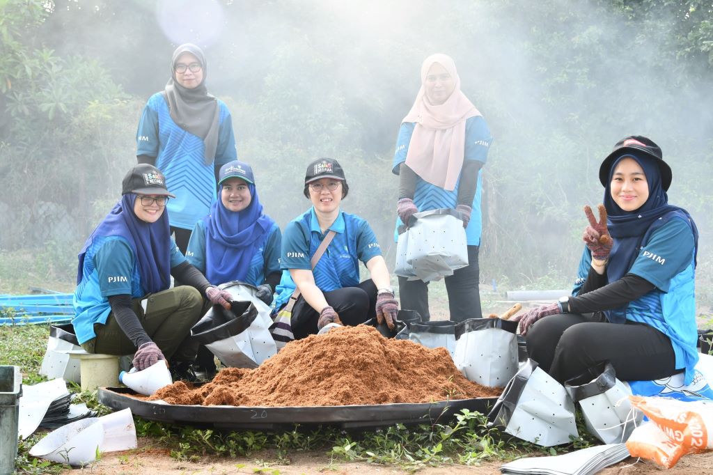 NC UMPSA santuni petani Kampung Bentan Pekan