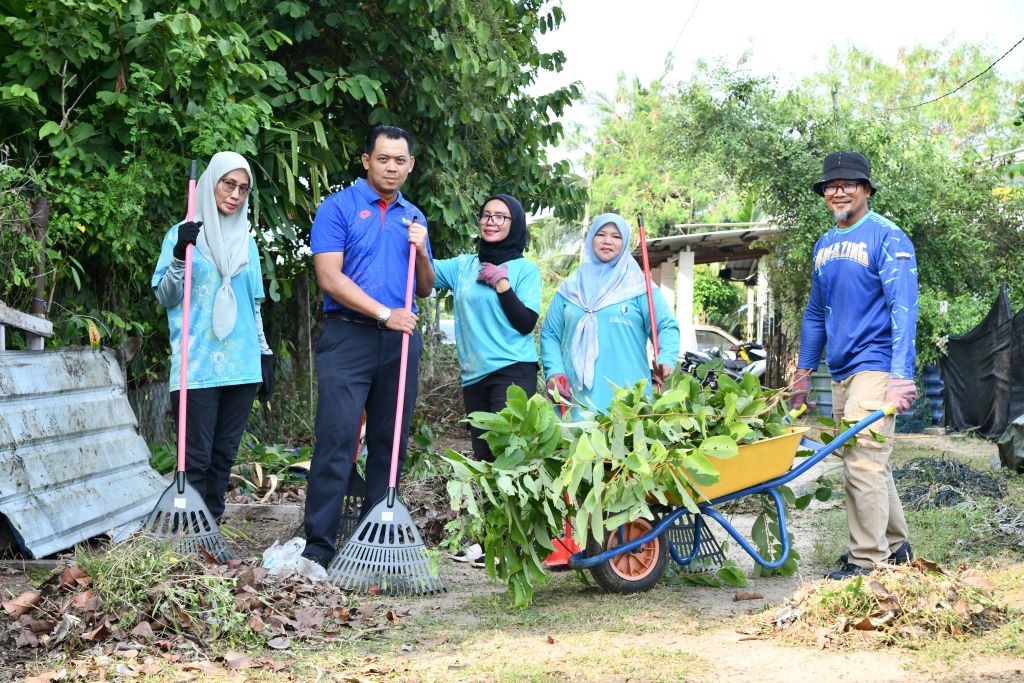 NC UMPSA santuni petani Kampung Bentan Pekan