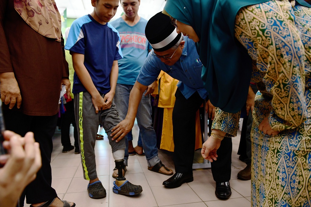 Kongsi Kegembiraan Alumni UMP bawa anak yatim dan asnaf beli kelengkapan raya