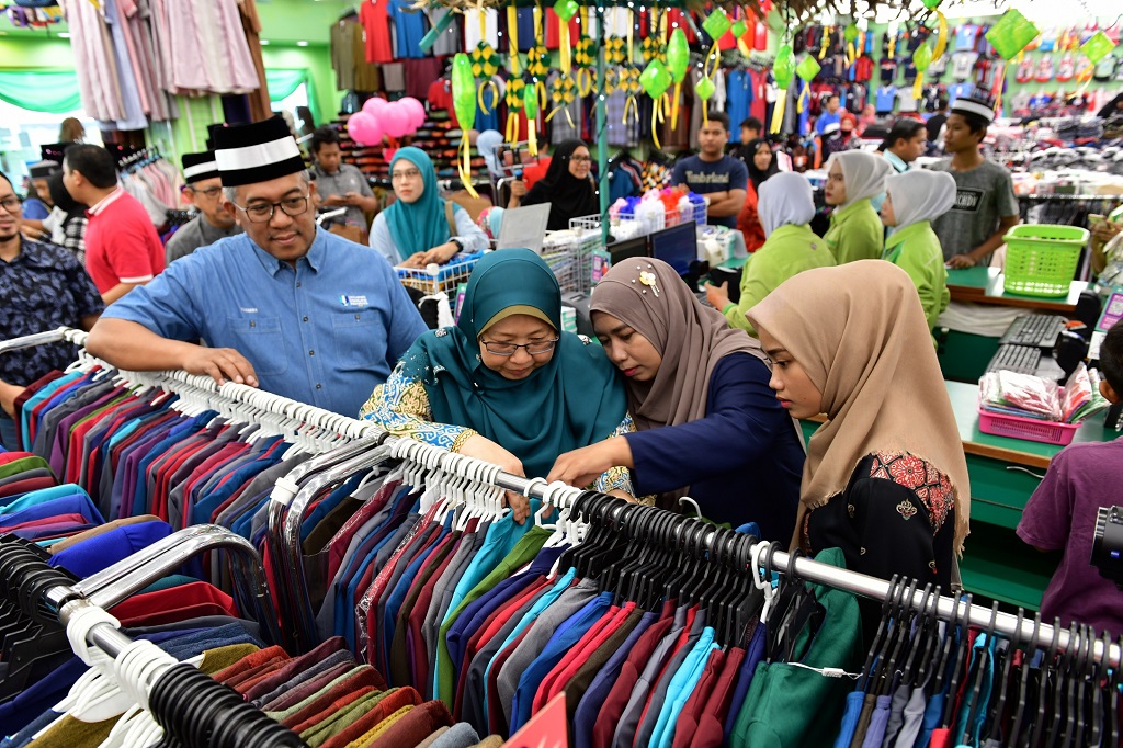 Kongsi Kegembiraan Alumni UMP bawa anak yatim dan asnaf beli kelengkapan raya