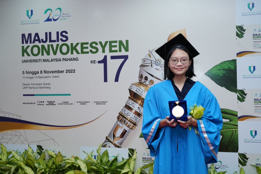 Nur Harizah dan Chew Yee Ping terima Anugerah Emas Universiti