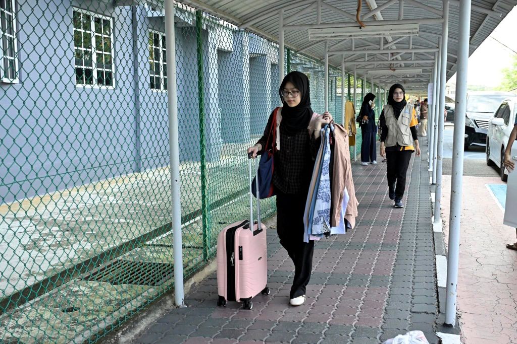 Universiti Malaysia Pahang Al-Sultan Abdullah (UMPSA) menerima seramai 2,313 pelajar baharu yang mula mendaftar hari ini bagi Semester I Sesi Akademik 2025/2026 di kedua-dua kampus di Pekan dan juga Gambang. Proses pendaftaran yang bermula sejak pagi tadi berjalan lancar melalui kaedah pandu lalu dengan kehadiran pelajar bersama keluarga masing-masing dari seluruh pelosok tanah air. Kehadiran pelajar baharu ini sekali gus menandakan bermulanya perjalanan akademik mereka di UMPSA yang bukan sahaja menekankan