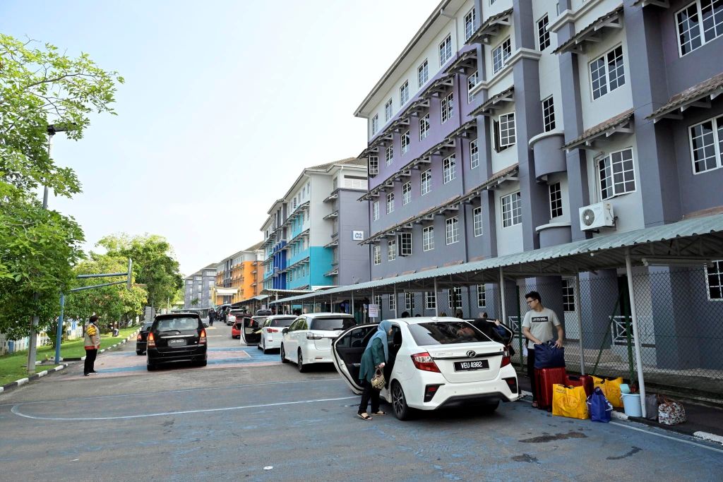 Universiti Malaysia Pahang Al-Sultan Abdullah (UMPSA) menerima seramai 2,313 pelajar baharu yang mula mendaftar hari ini bagi Semester I Sesi Akademik 2025/2026 di kedua-dua kampus di Pekan dan juga Gambang. Proses pendaftaran yang bermula sejak pagi tadi berjalan lancar melalui kaedah pandu lalu dengan kehadiran pelajar bersama keluarga masing-masing dari seluruh pelosok tanah air. Kehadiran pelajar baharu ini sekali gus menandakan bermulanya perjalanan akademik mereka di UMPSA yang bukan sahaja menekankan