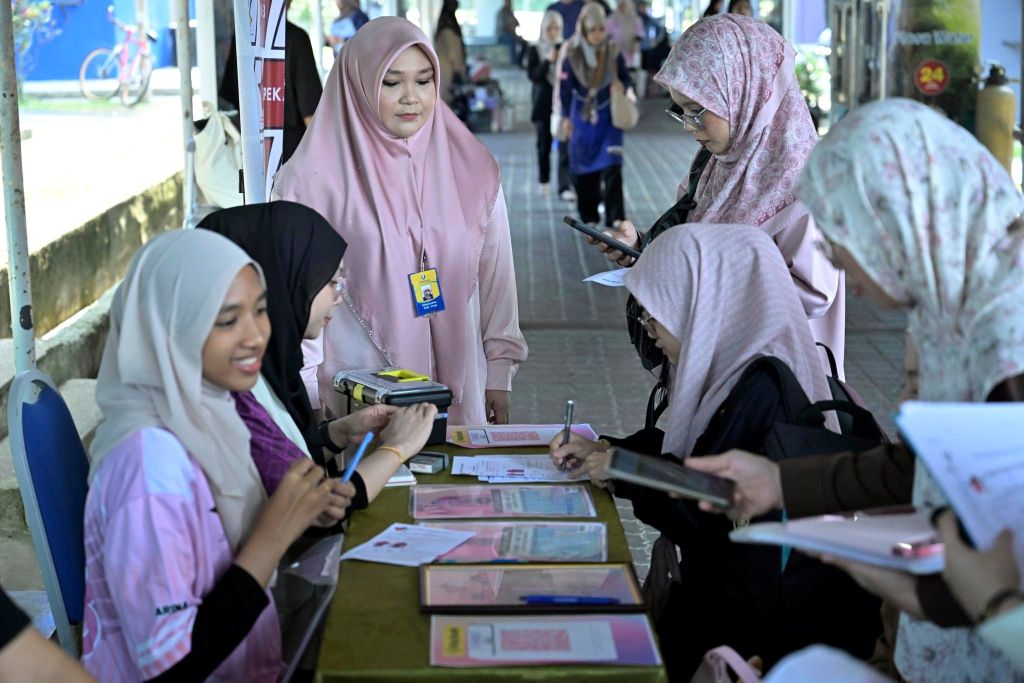 Universiti Malaysia Pahang Al-Sultan Abdullah (UMPSA) menerima seramai 2,313 pelajar baharu yang mula mendaftar hari ini bagi Semester I Sesi Akademik 2025/2026 di kedua-dua kampus di Pekan dan juga Gambang. Proses pendaftaran yang bermula sejak pagi tadi berjalan lancar melalui kaedah pandu lalu dengan kehadiran pelajar bersama keluarga masing-masing dari seluruh pelosok tanah air. Kehadiran pelajar baharu ini sekali gus menandakan bermulanya perjalanan akademik mereka di UMPSA yang bukan sahaja menekankan