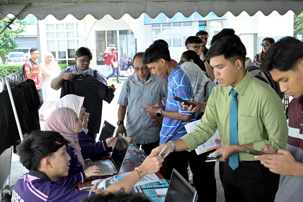 Universiti Malaysia Pahang Al-Sultan Abdullah (UMPSA) menerima seramai 2,313 pelajar baharu yang mula mendaftar hari ini bagi Semester I Sesi Akademik 2025/2026 di kedua-dua kampus di Pekan dan juga Gambang. Proses pendaftaran yang bermula sejak pagi tadi berjalan lancar melalui kaedah pandu lalu dengan kehadiran pelajar bersama keluarga masing-masing dari seluruh pelosok tanah air. Kehadiran pelajar baharu ini sekali gus menandakan bermulanya perjalanan akademik mereka di UMPSA yang bukan sahaja menekankan