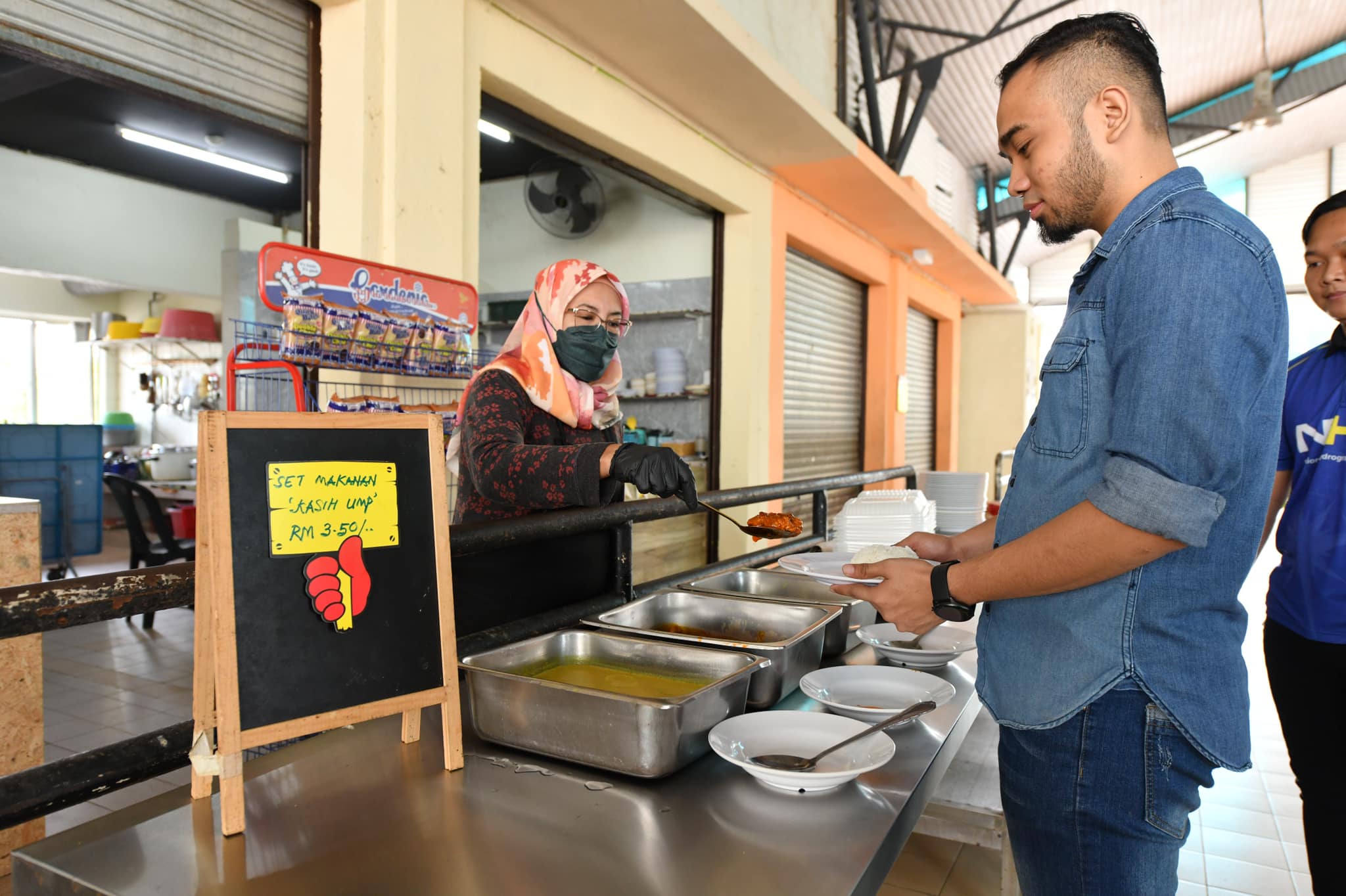 Students welcome UMP Menu Kasih set