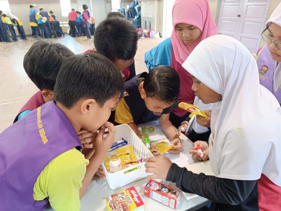 Pensyarah FSTI turun padang beri pendedahan kesan buruk pengambilan gula berlebihan dalam kalangan pelajar sekolah rendah