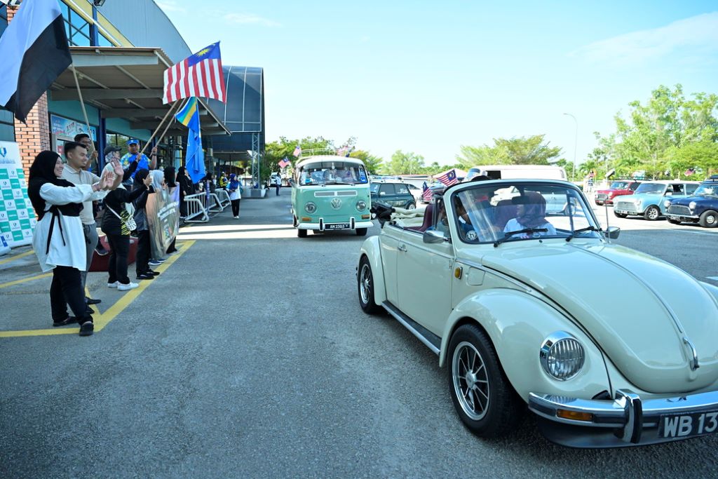  UMPSA students captivated by display of 120 luxury and antique vehicles