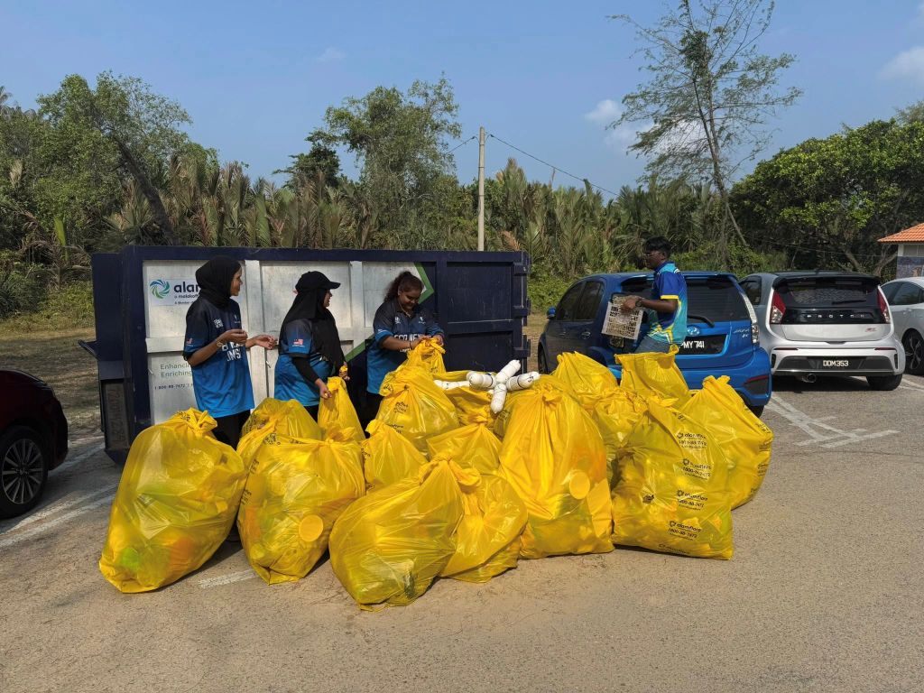 UMPSA, IEM YES dan Nextgreen bergabung jayakan program plogging di Pantai Lagenda