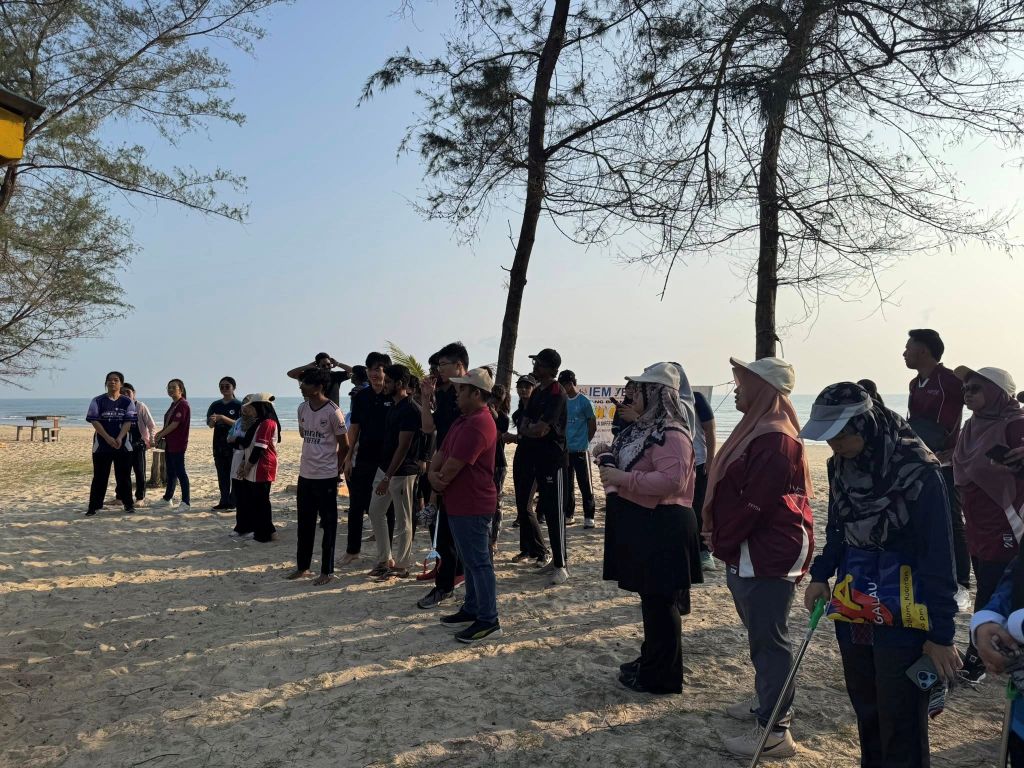 UMPSA, IEM YES dan Nextgreen bergabung jayakan program plogging di Pantai Lagenda