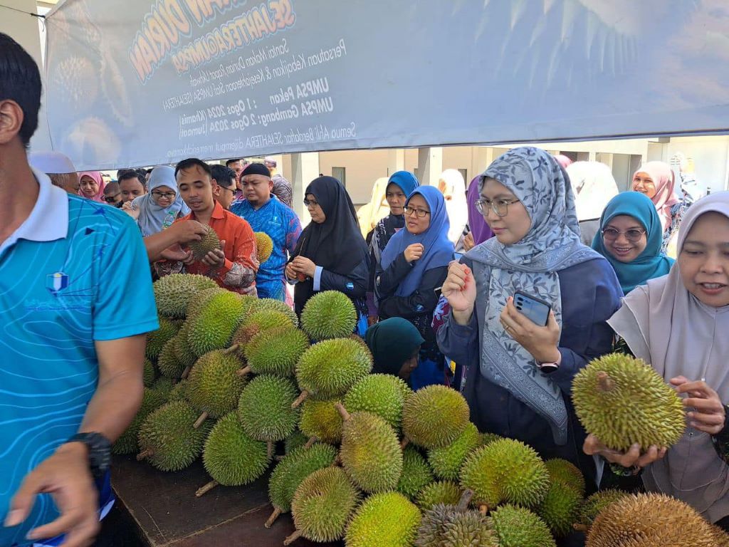 Program Jom Makan Durian santuni ahli SEJAHTERA dapat sambutan