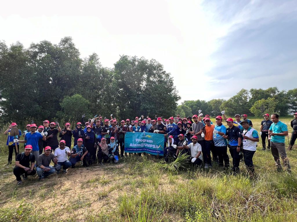 PEKAN, 21 Jun 2024 – Dalam meningkatkan kesedaran mengenai kepentingan hutan untuk kesejahteraan dan kualiti hidup selain usaha untuk menambah baik ekosistem dan biodiversiti, Universiti Malaysia Pahang Al-Sultan Abdullah (UMPSA) telah menganjurkan Program Komuniti ALAM UMPSA Fasa 2 bagi memupuk semangat cintakan alam semula jadi. Program yang dikendalikan Pusat Jaringan Industri dan Masyarakat (PJIM) itu dihadiri lebih kurang 60 orang peserta, termasuk pelajar pascasiswazah dari Institut Pengajian Siswazah