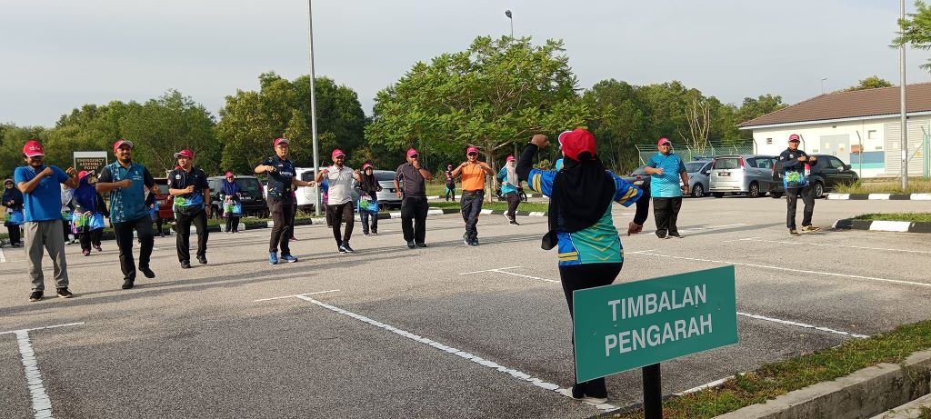 PEKAN, 21 Jun 2024 – Dalam meningkatkan kesedaran mengenai kepentingan hutan untuk kesejahteraan dan kualiti hidup selain usaha untuk menambah baik ekosistem dan biodiversiti, Universiti Malaysia Pahang Al-Sultan Abdullah (UMPSA) telah menganjurkan Program Komuniti ALAM UMPSA Fasa 2 bagi memupuk semangat cintakan alam semula jadi. Program yang dikendalikan Pusat Jaringan Industri dan Masyarakat (PJIM) itu dihadiri lebih kurang 60 orang peserta, termasuk pelajar pascasiswazah dari Institut Pengajian Siswazah