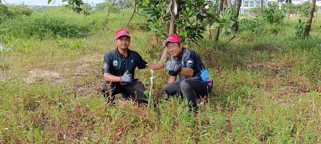 PEKAN, 21 Jun 2024 – Dalam meningkatkan kesedaran mengenai kepentingan hutan untuk kesejahteraan dan kualiti hidup selain usaha untuk menambah baik ekosistem dan biodiversiti, Universiti Malaysia Pahang Al-Sultan Abdullah (UMPSA) telah menganjurkan Program Komuniti ALAM UMPSA Fasa 2 bagi memupuk semangat cintakan alam semula jadi. Program yang dikendalikan Pusat Jaringan Industri dan Masyarakat (PJIM) itu dihadiri lebih kurang 60 orang peserta, termasuk pelajar pascasiswazah dari Institut Pengajian Siswazah