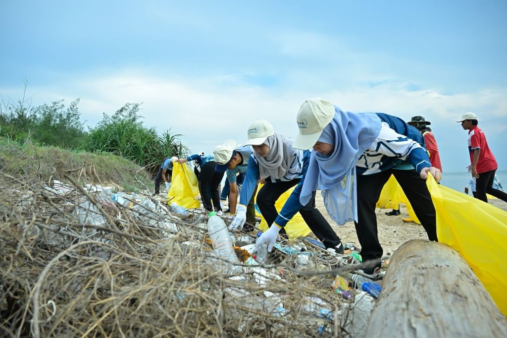 Program Plogging sempena Hari Bumi 2025 himpun 564 kg sampah di Pantai Tanjung Gosong
