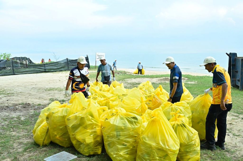 Program Plogging sempena Hari Bumi 2025 himpun 564 kg sampah di Pantai Tanjung Gosong
