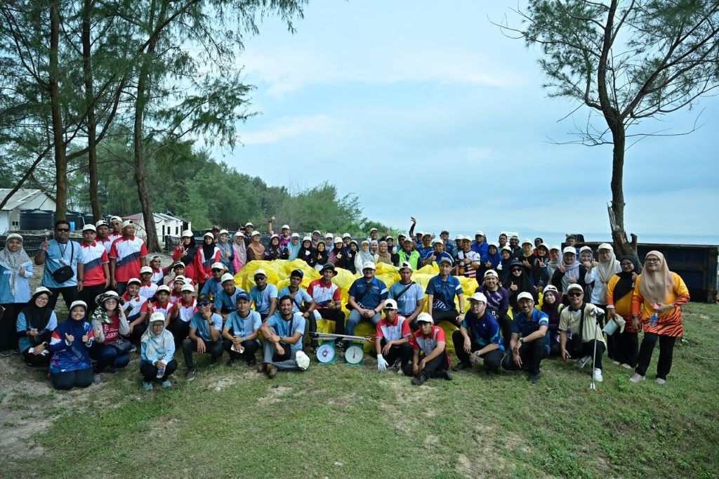 Program Plogging sempena Hari Bumi 2025 himpun 564 kg sampah di Pantai Tanjung Gosong