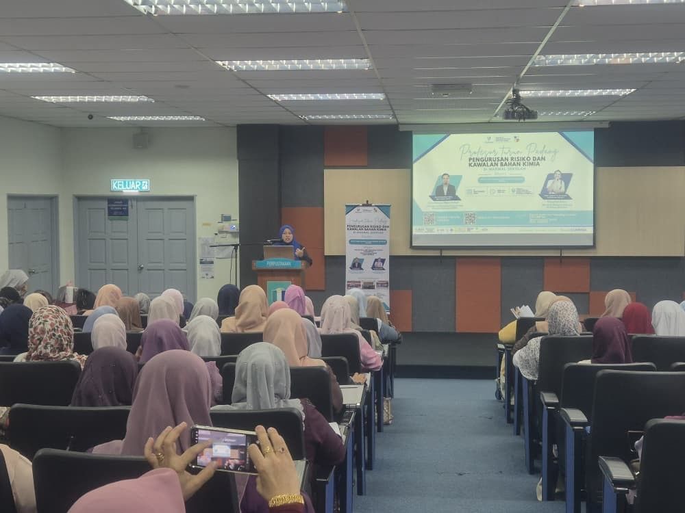 Program Profesor Turun Padang perkasa pengurusan risiko dan kawalan bahan kimia di Makmal Sekolah