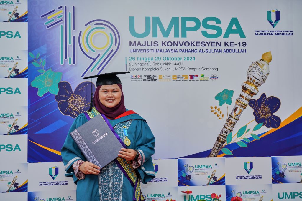 Puteri Nurulain graduan TVET terima Anugerah Profesor Dato’ Dr. Mashitah Mohd Yusoff UMPSA