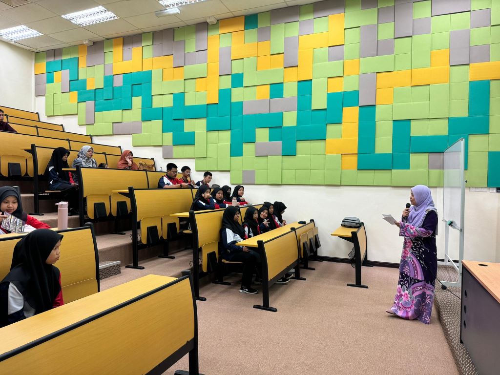 SMK Mersing lawat UMPSA untuk beri pendedahan awal laluan kerjaya