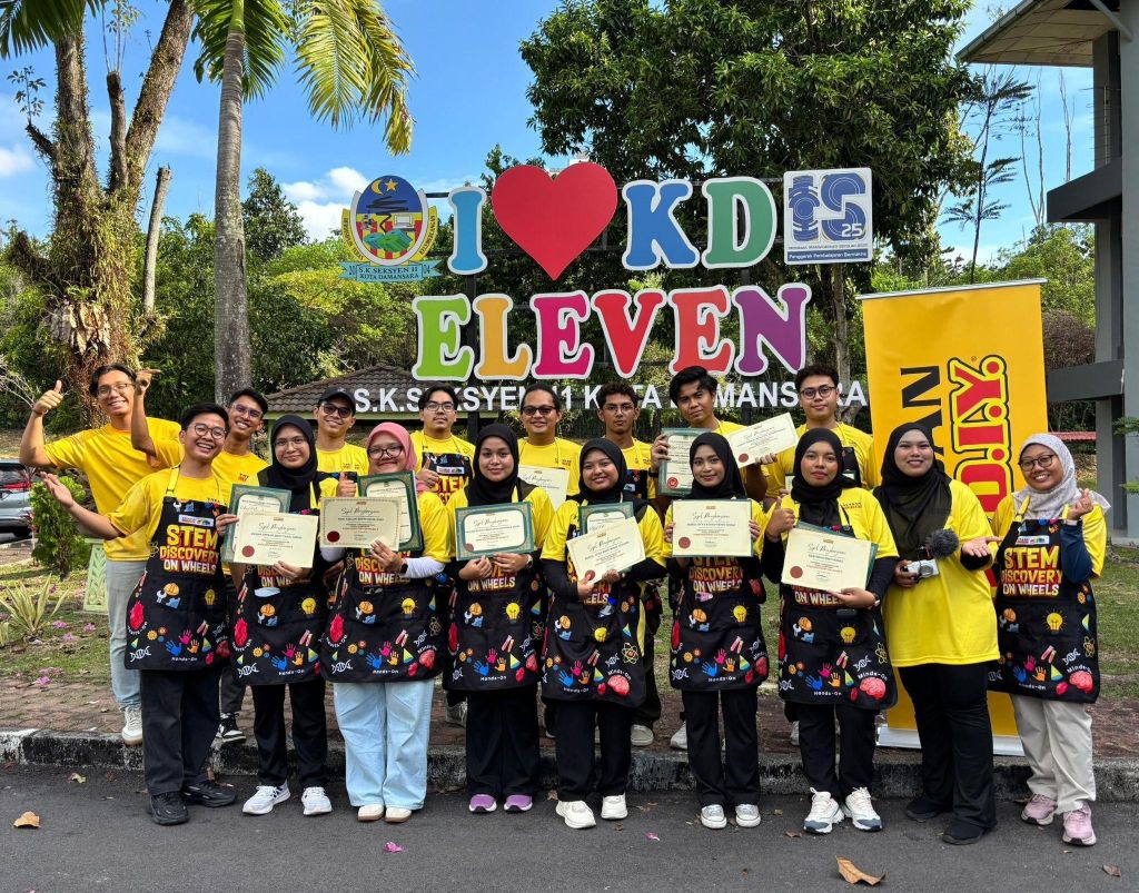 Seramai lima orang sukarelawan dari Universiti Malaysia Pahang Al-Sultan Abdullah (UMPSA) telah menyertai program STEM Discovery on Wheels anjuran Yayasan DIY dan Yayasan Sukarelawan Siswa (YSS) di Sekolah Kebangsaan Seksyen 11, Kota Damansara bagi menyokong pelaksanaan program, sekali gus mengangkat peranan mahasiswa dalam menghubungkan universiti dan komuniti.  Menurut Timbalan Presiden Persatuan Mahasiswa Selangor Universiti Malaysia Pahang Al-Sultan Abdullah (PERMAS-UMPSA), Ahmad Amirul Irfan Ahmad Saup
