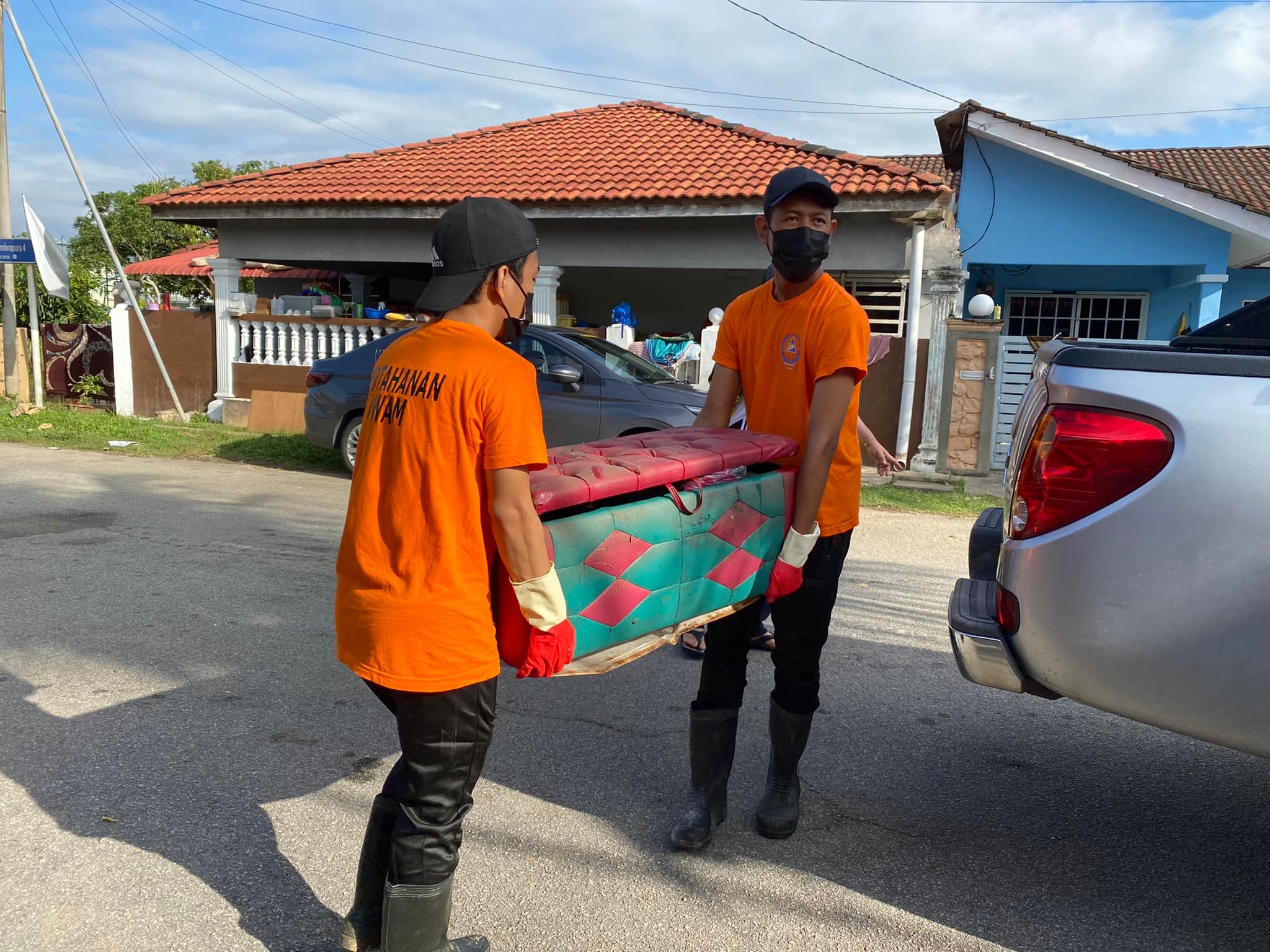 UMP volunteers continue to provide assistance for flood victims