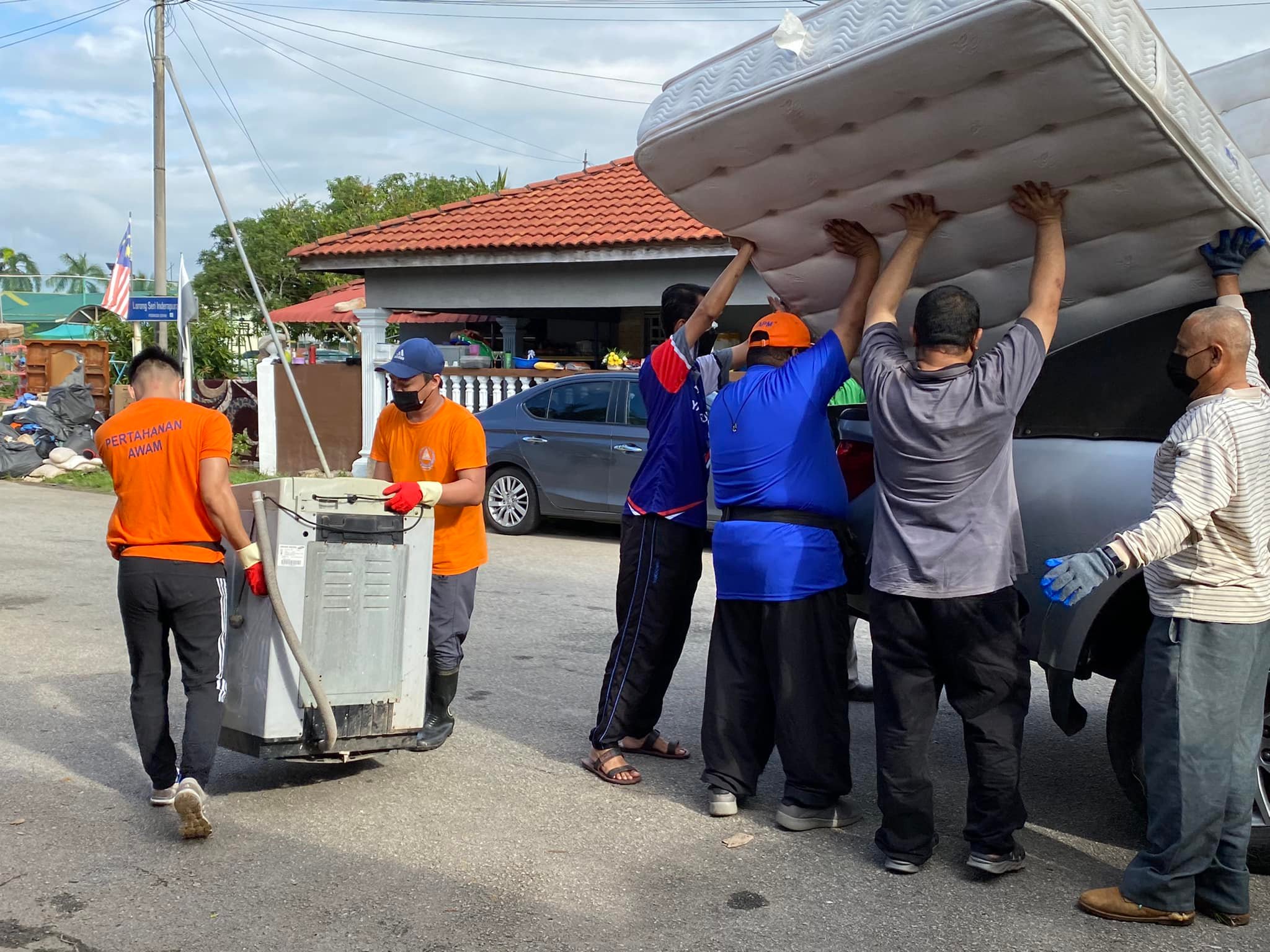 UMP volunteers continue to provide assistance for flood victims