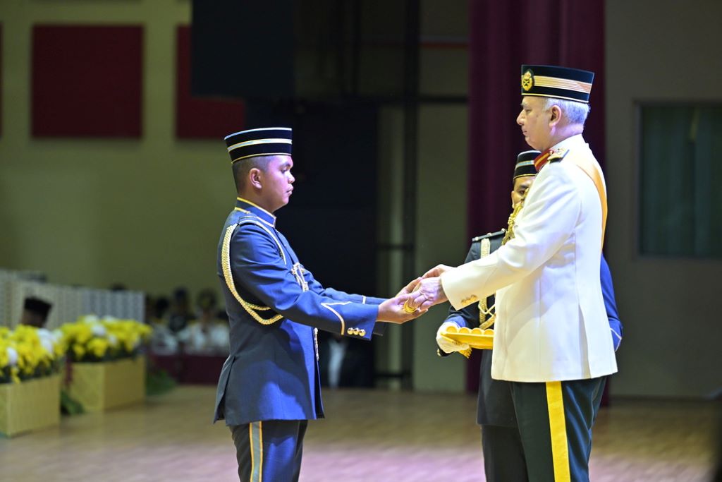 Sultan Perak, Sultan Nazrin Shah sempurnakan Istiadat Perbarisan Pentauliahan Diraja Pegawai Muda PALAPES Universiti Awam Ke-42 Tahun 2024