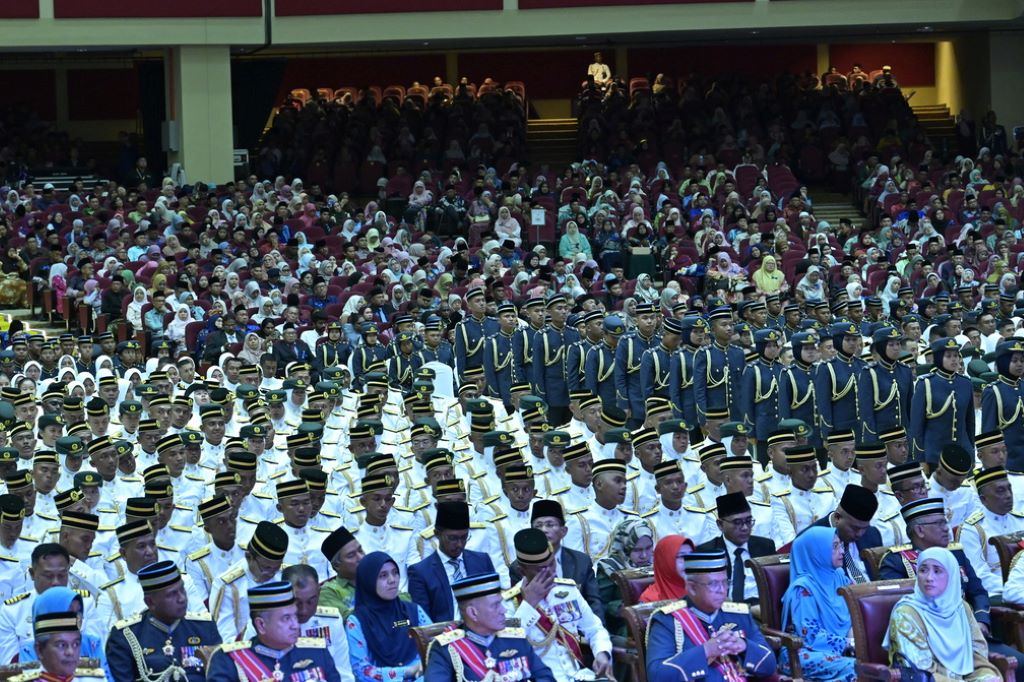 Sultan Perak, Sultan Nazrin Shah sempurnakan Istiadat Perbarisan Pentauliahan Diraja Pegawai Muda PALAPES Universiti Awam Ke-42 Tahun 2024