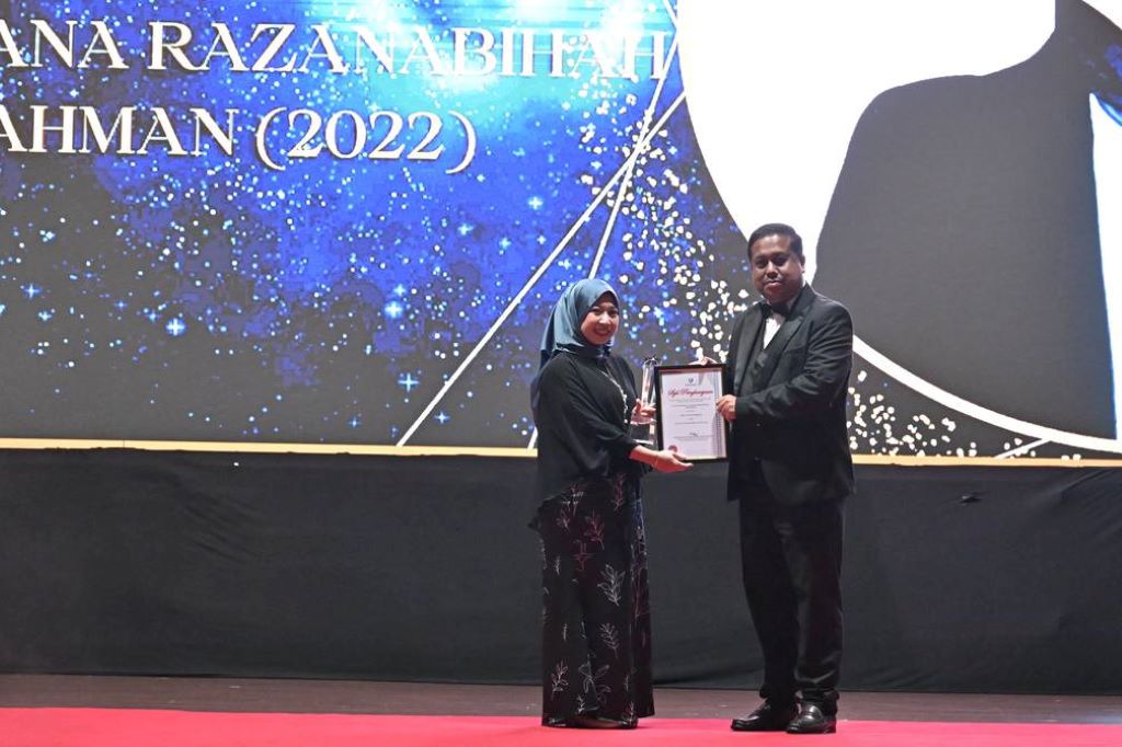 Syazaliyana Razanabihah earns UMPSA 2024 Inspirational Alumni Icon Award