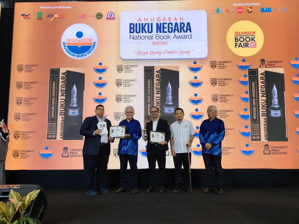 Dr. Tasyrif Ghazali, Pentadbir UMPSA pertama terima Anugerah Buku Negara