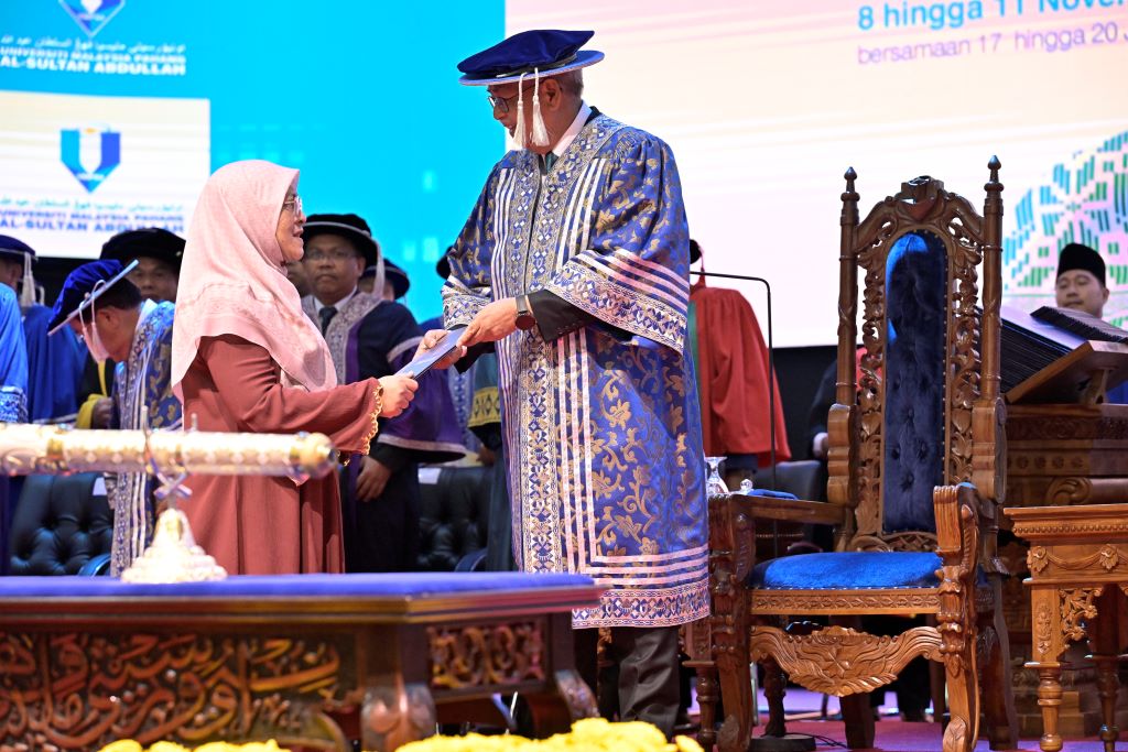 Terima Anugerah Anumerta, isteri kongsi impian arwah suami genggam Doktor Falsafah